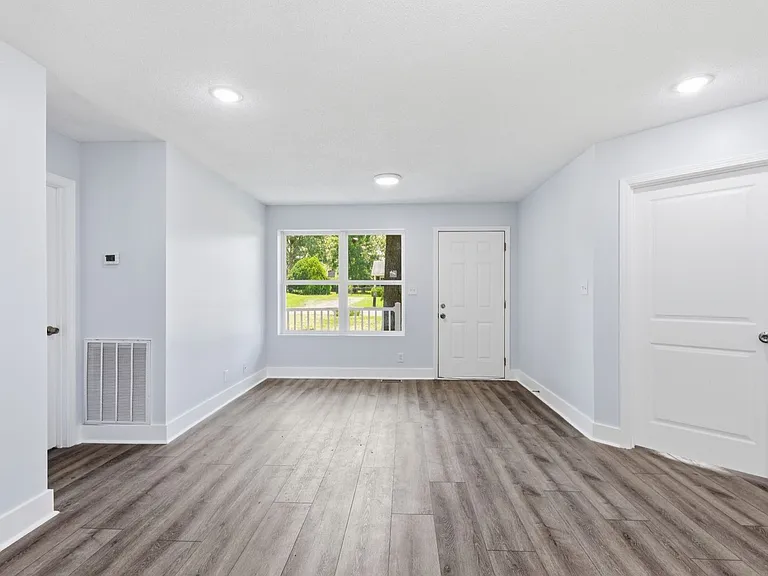 221 Bob White Dr — Photo 5