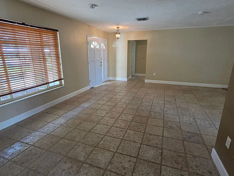 1876 Mid Ocean Cir — Photo 3