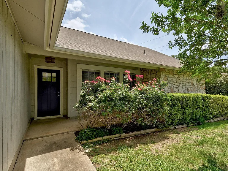 6307 Smith Oak Trl — Photo 3