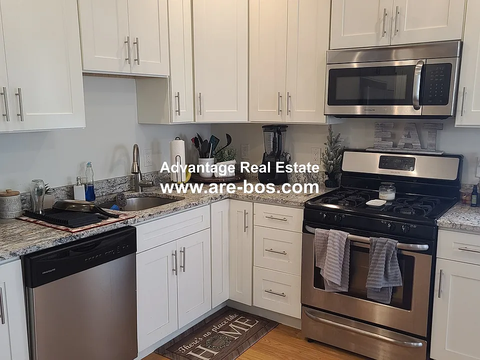 121 Webster Ave #4