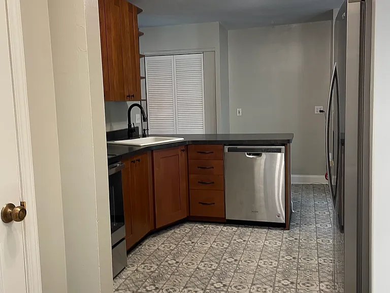 956 Seville Dr — Photo 7