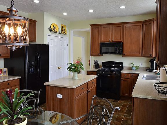 5th image of 471 Weatherstone Dr