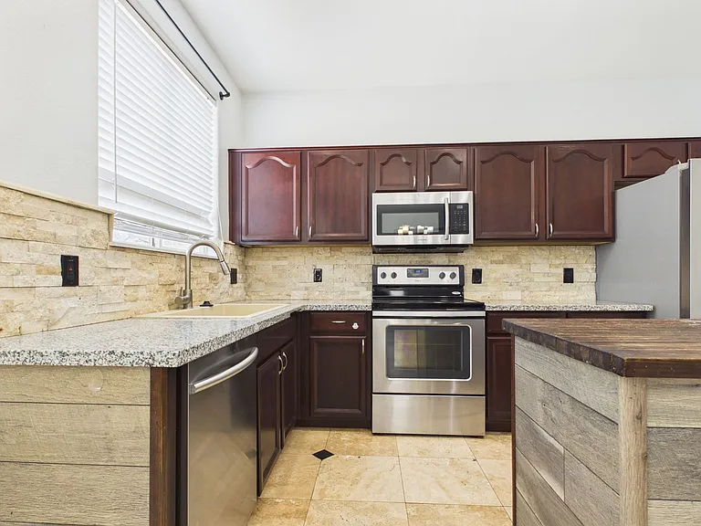 17648 W Lisbon Ln — Photo 3