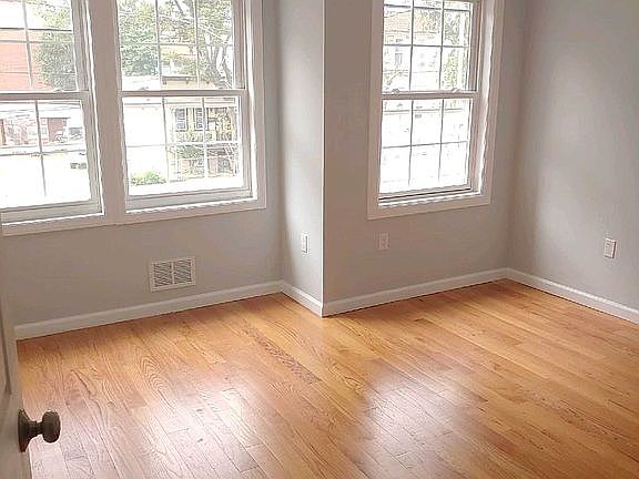 3rd image of 452 Mallory Ave