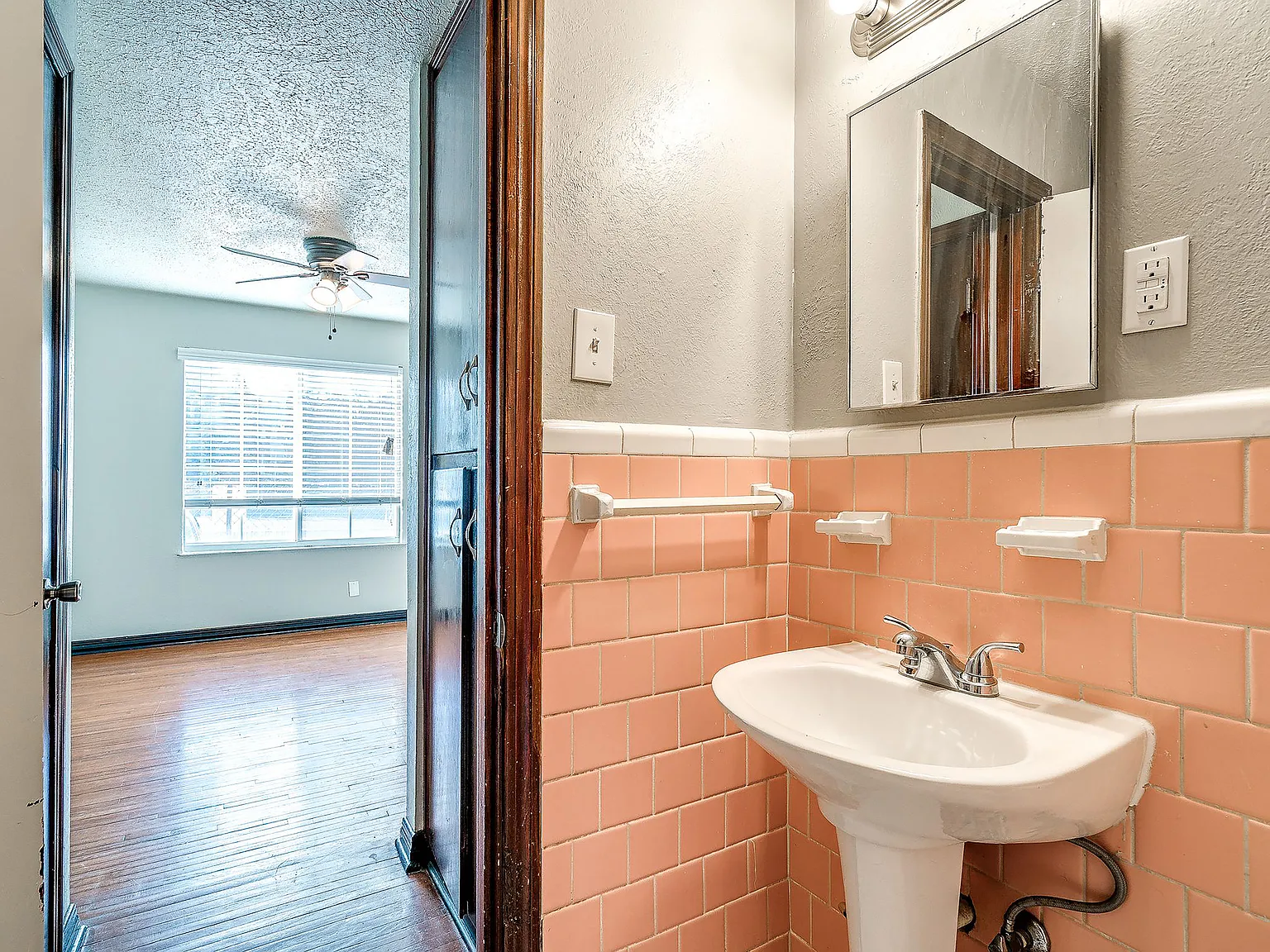 The Vintage Apartments — Photo 2