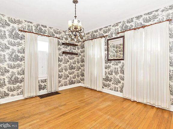 3rd image of 819 W Irvin Ave