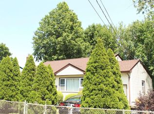 206 Sylvester St, Westbury, NY 11590