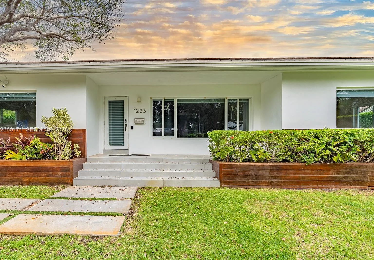 4 bed, 3.0 bath, 2193 sqft, $9,300 — Photo 3