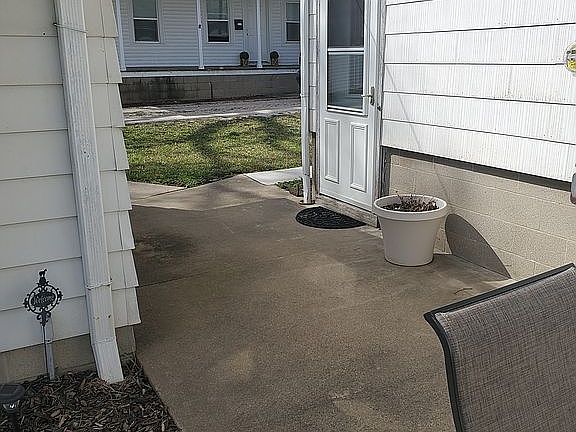 3rd image of 207 E Oak St