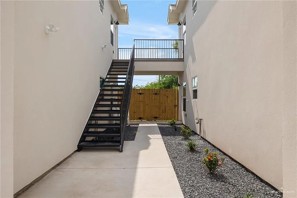 3 bed, 2.0 bath, 4250 sqft, $1,150 — Photo 2
