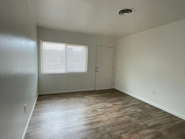 2106 N Daley St — Photo 26