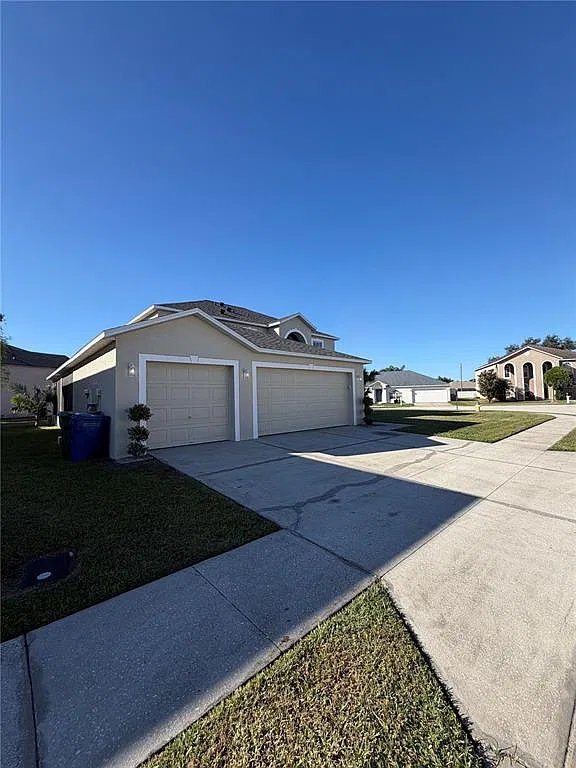 3 bed, 2.5 bath, 2200 sqft, $2,600 — Photo 3