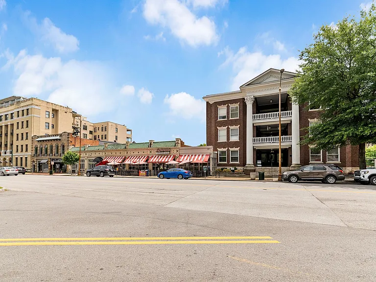 Fountain Plaza - Fitzgerald Apartments — Photo 26