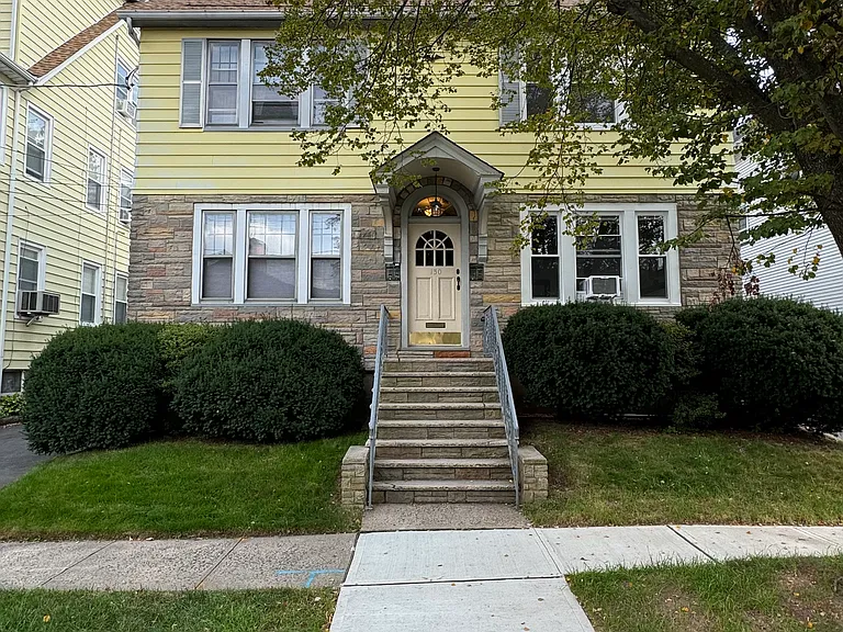130 N Spring St #1R — Photo 1