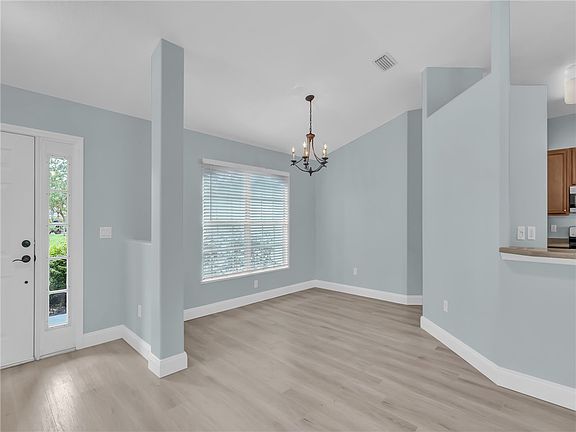 4th image of 1040 Southlakes Way SW