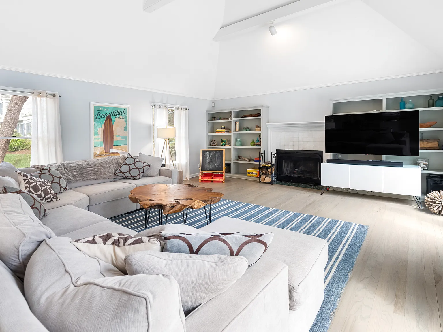 Southampton Fabulous Traditional Home. Great Location. — Photo 4