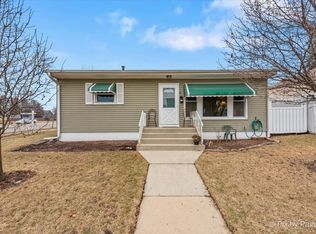 471 Poplar Ct, Elgin, IL 60120