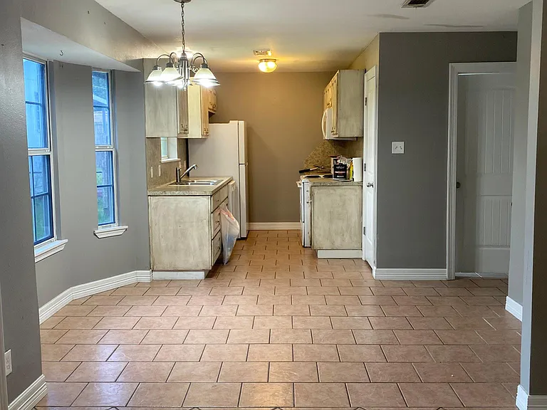 1360 Elsie Ln — Photo 4
