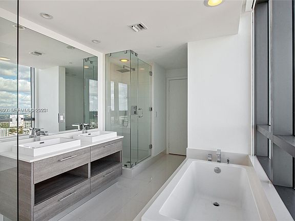 5th image of 650 NE 32nd St #1308