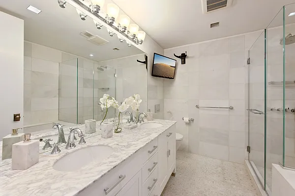 Rented by Compass | media 24