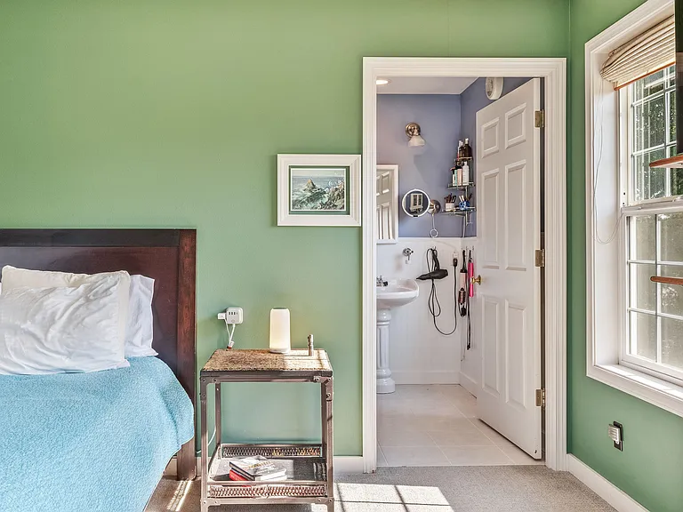 Door to en-suite bathroom.