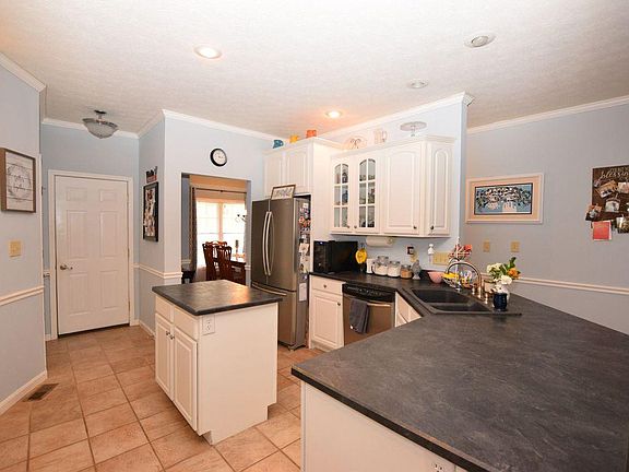 4th image of 916 E Meadowlands Dr