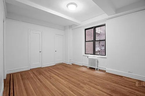 208 W 23rd St Photo 1