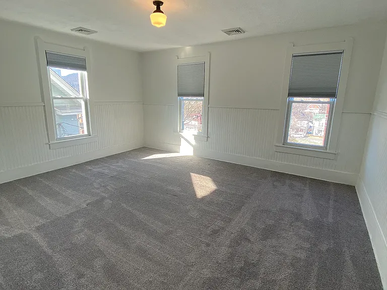 424 E Logan St — Photo 8