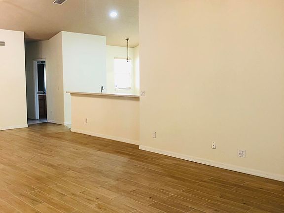 4th image of 1020 Venetian Dr Unit 202