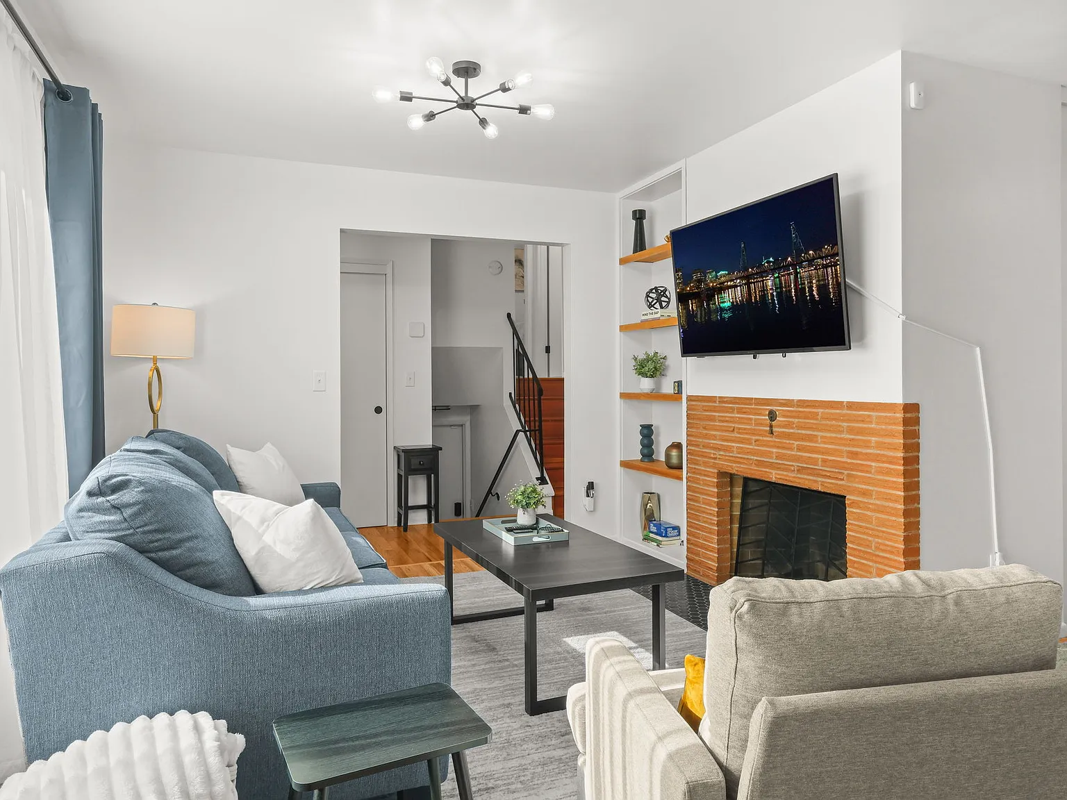 2 bed, 900 sqft, $4,200 — Photo 2