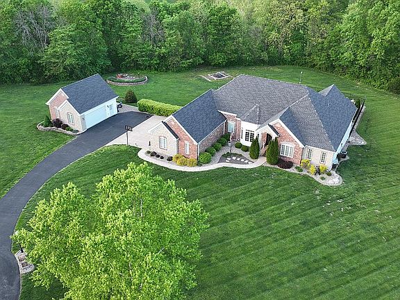 2nd image of 320 Nicole Ct