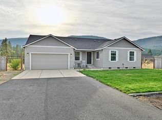 585 E Forks Cir, Cave Junction, OR 97523