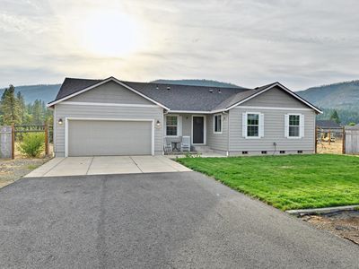 585 E Forks Cir, Cave Junction, OR, 97523