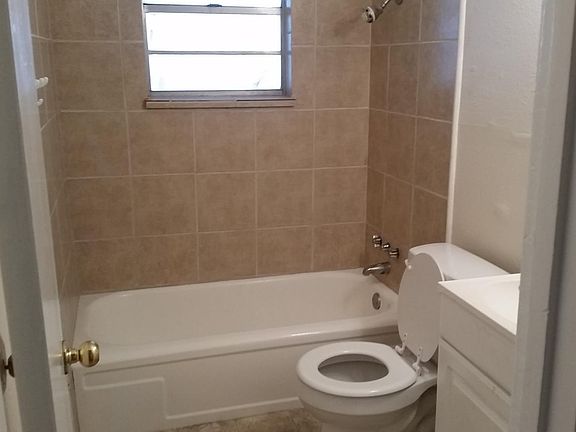 5th image of 408 E Avenue T