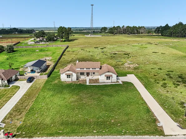 109 Medora Branch, Floresville, TX 78114