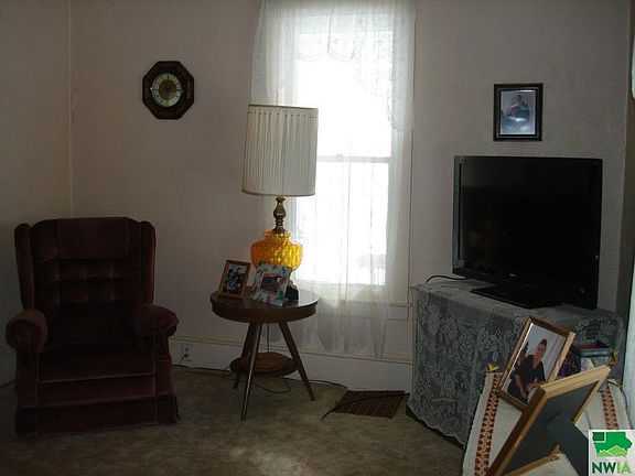 4th image of 902 Rock St