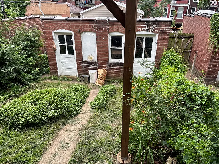 Backyard (tenant can garden if they want to)
