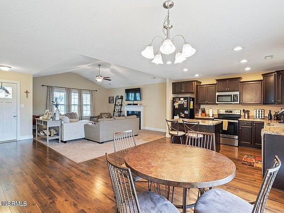 3rd image of 415 Derrick Dr