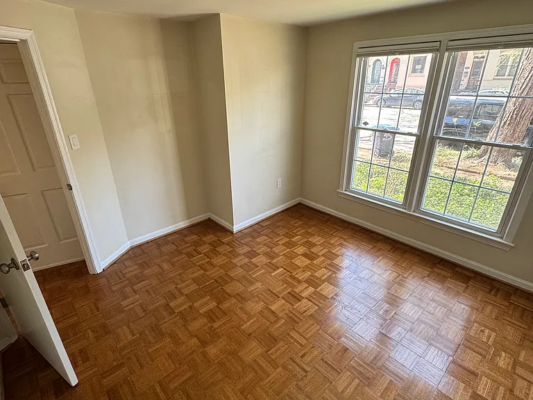 342 11th St SE #1 — Photo 3