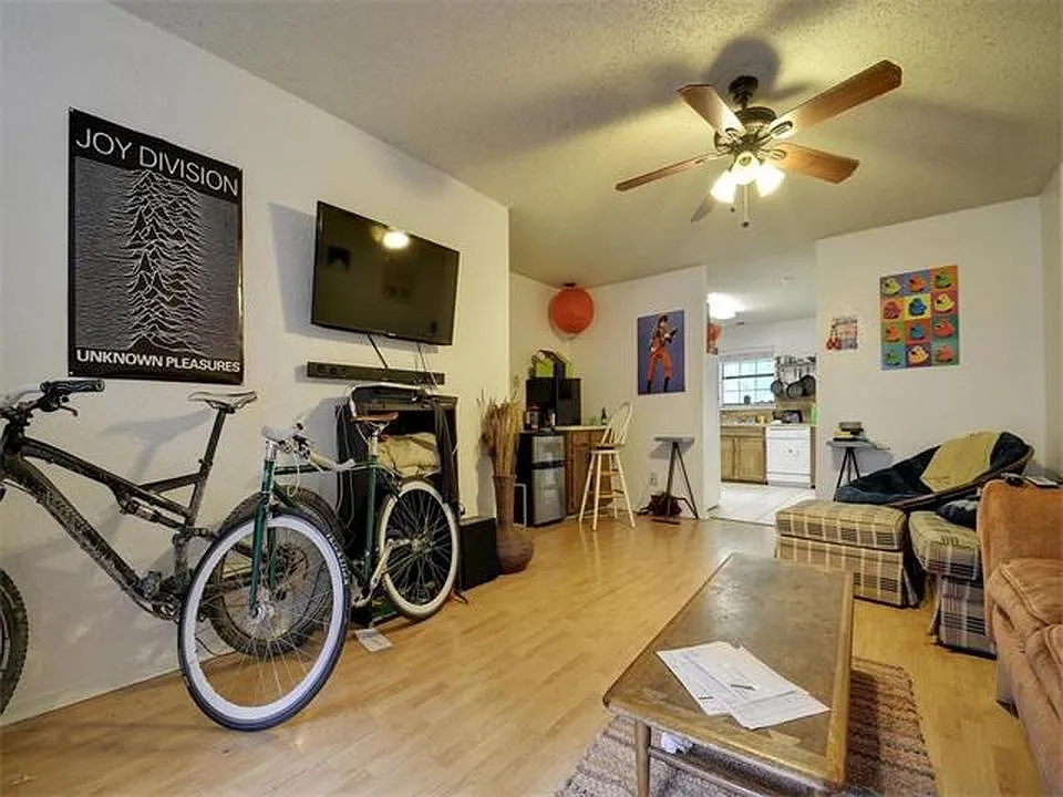 6 bed, 1818 sqft, $4,200 — Photo 4