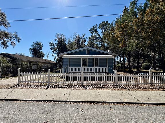 3rd image of 1026 NE Lake Dr