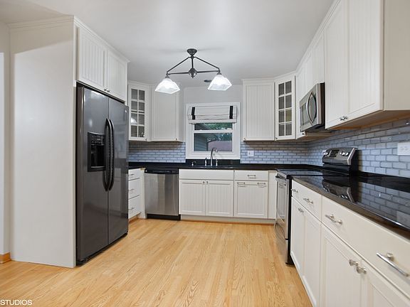3rd image of 921 Shady Grove Ln