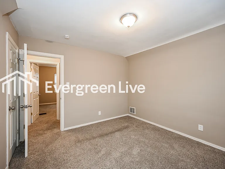 5569 Raceview Ave — Photo 12