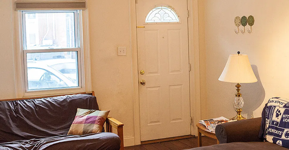 Southside 3 bed / 3 full bathrooms! Central Air - 1st Floor Laundry — Photo 3