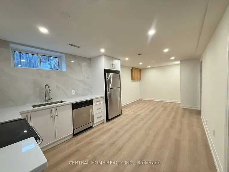 50 Sherwood Forest Dr #LOWER — Photo 8
