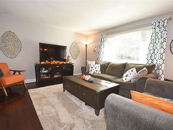 4th image of 102 Loire Valley Dr