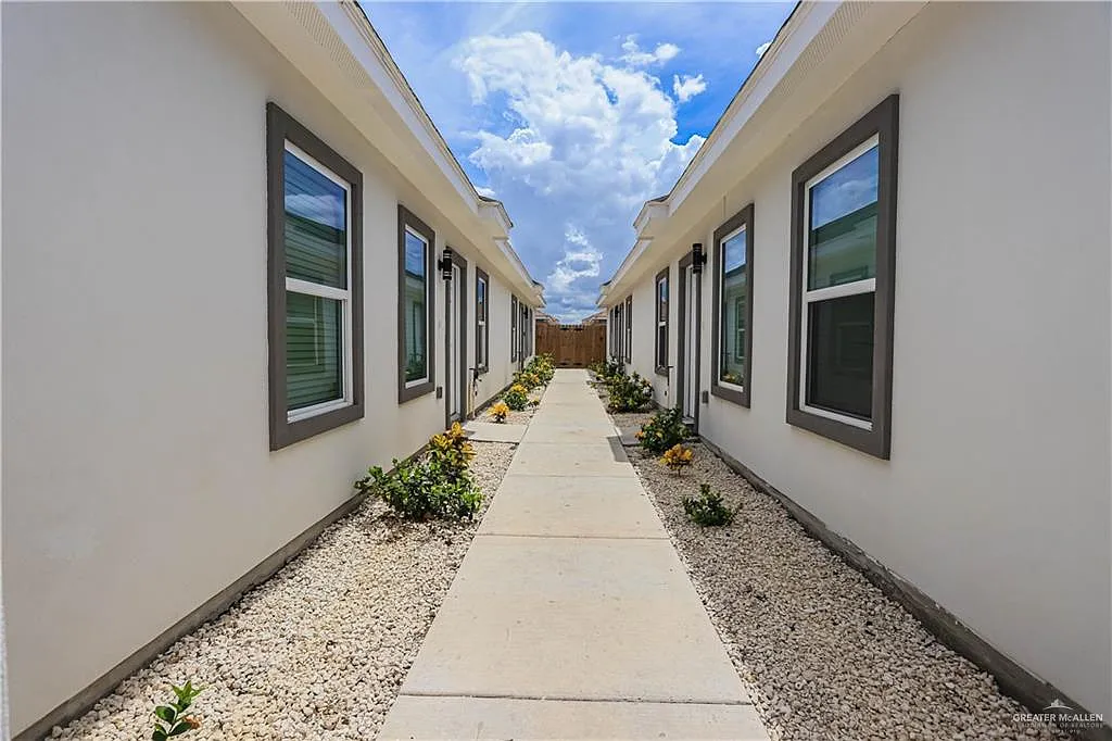 3 bed, 2.0 bath, 1040 sqft, $1,000 — Photo 3