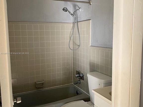 4th image of 635 SW 14th Ter #635