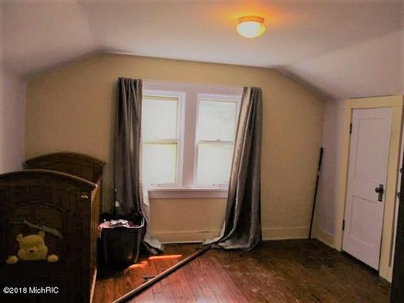 3rd image of 935 Golden Ave
