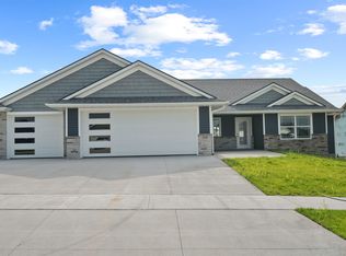 928 Red Oak St, Manchester, IA 52057